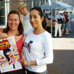 Funky Simone op het Kamper Stripspektakel 2012, hier met een enthousiaste fan die óók Simone heet!