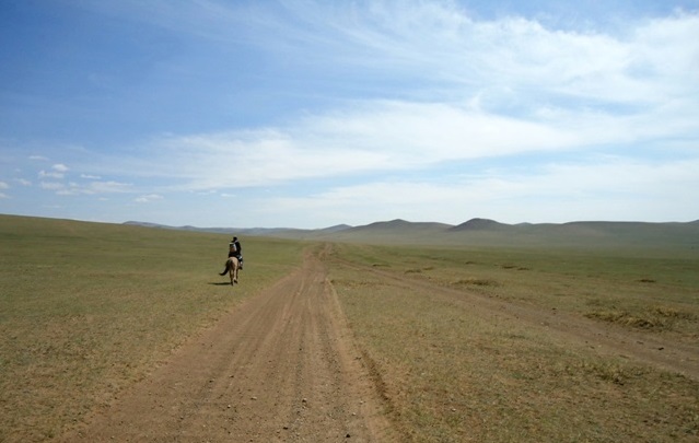 Heb je alle muren nu wel gezien? Soms is het fijn als iemand je helpt je blik te verbreden... Foto: Mongolië, 2011